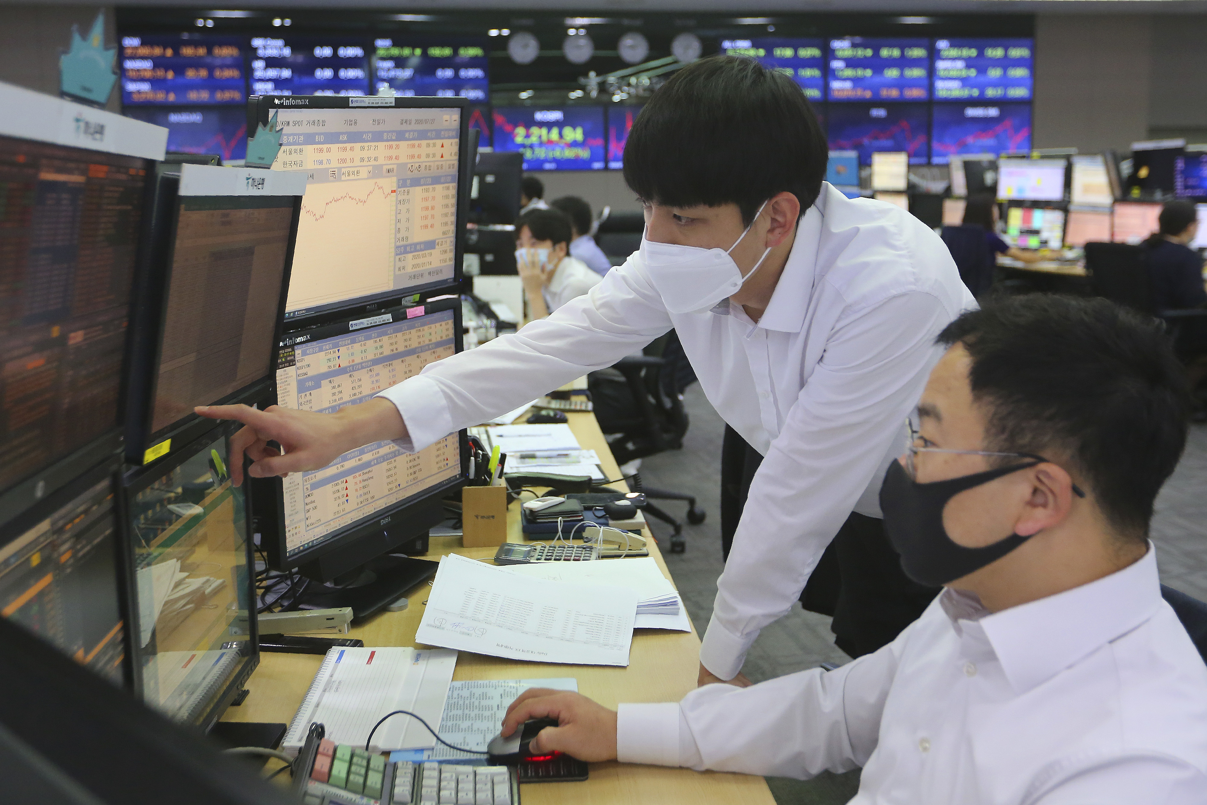 Asia shares slip after worst S&P 500 loss in nearly 4 weeks 