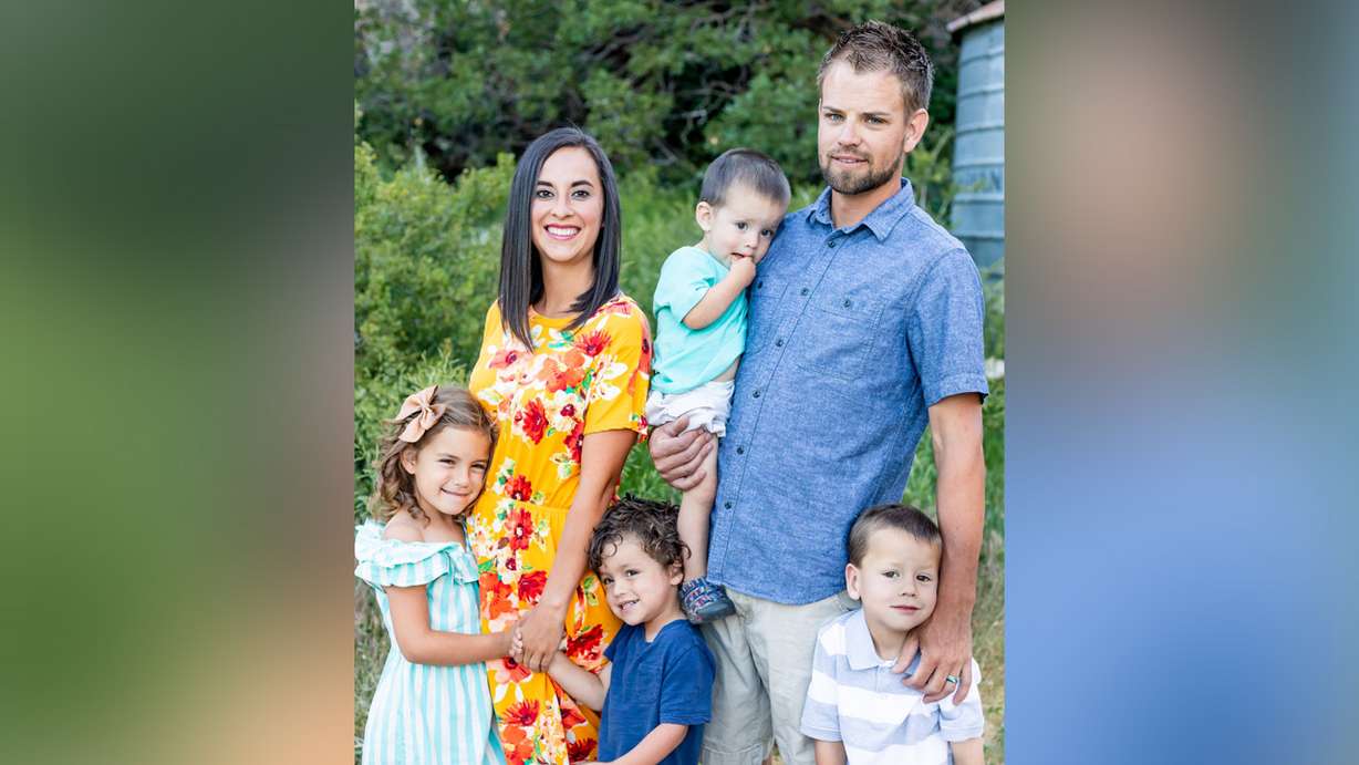 Cameron and Elizabeth Palmer pose for a picture with their four children. (Photo: Shara Lyman Photography)