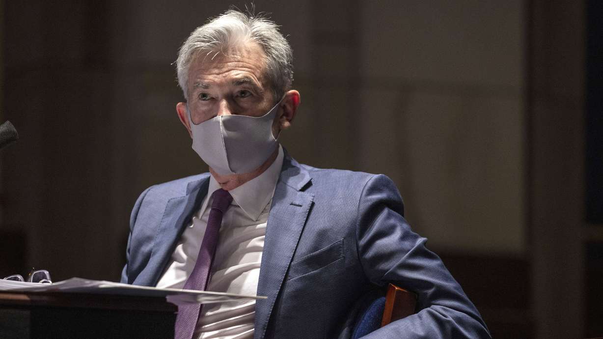 Fed sees dim economic outlook as virus squeezes economy