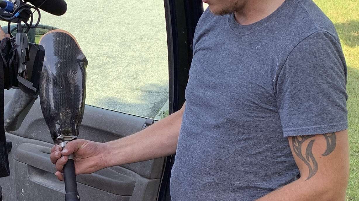 Farmer returns prosthetic leg that skydiver lost during jump