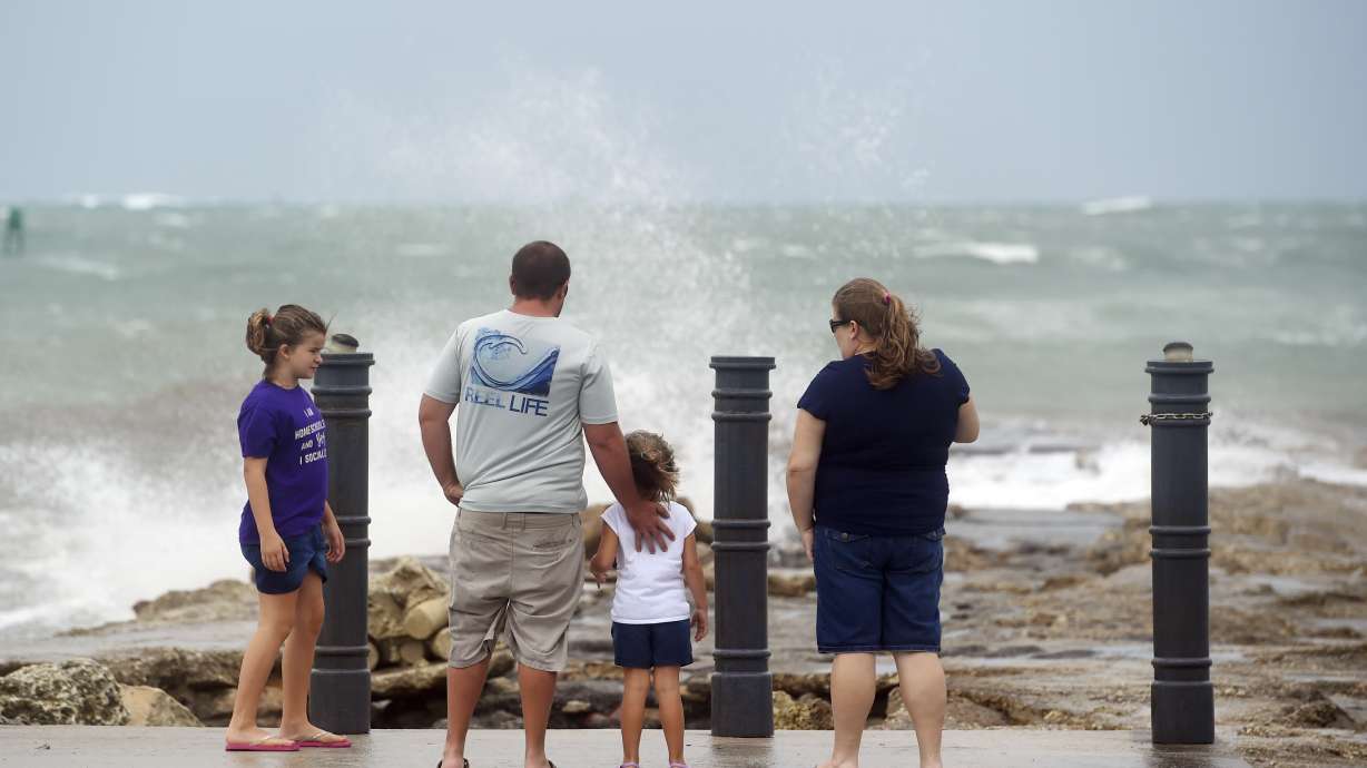 Shops closed, beaches deserted as Hurricane Isaias nears the Carolinas
