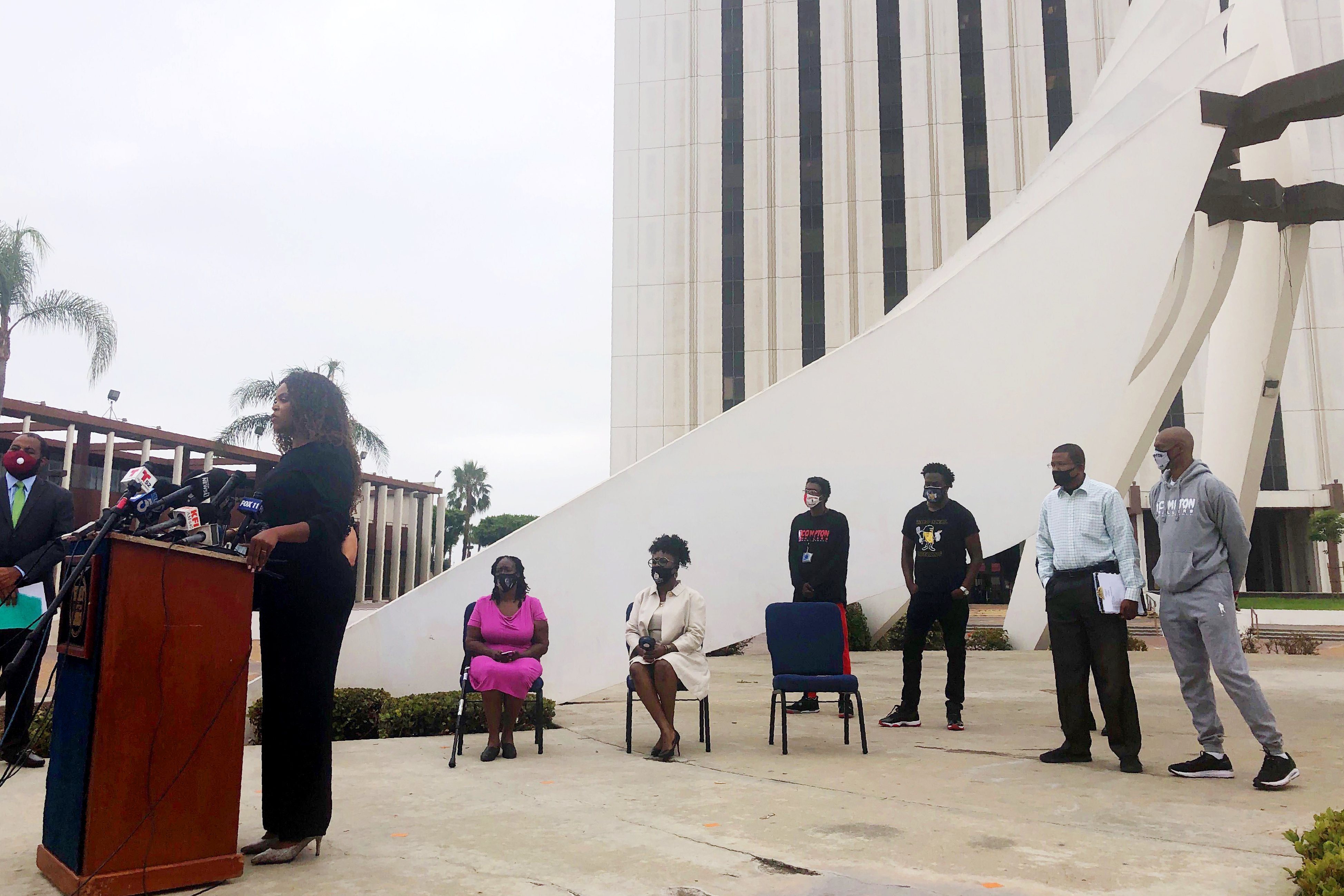 Los Angeles deputy says colleagues are part of violent gang