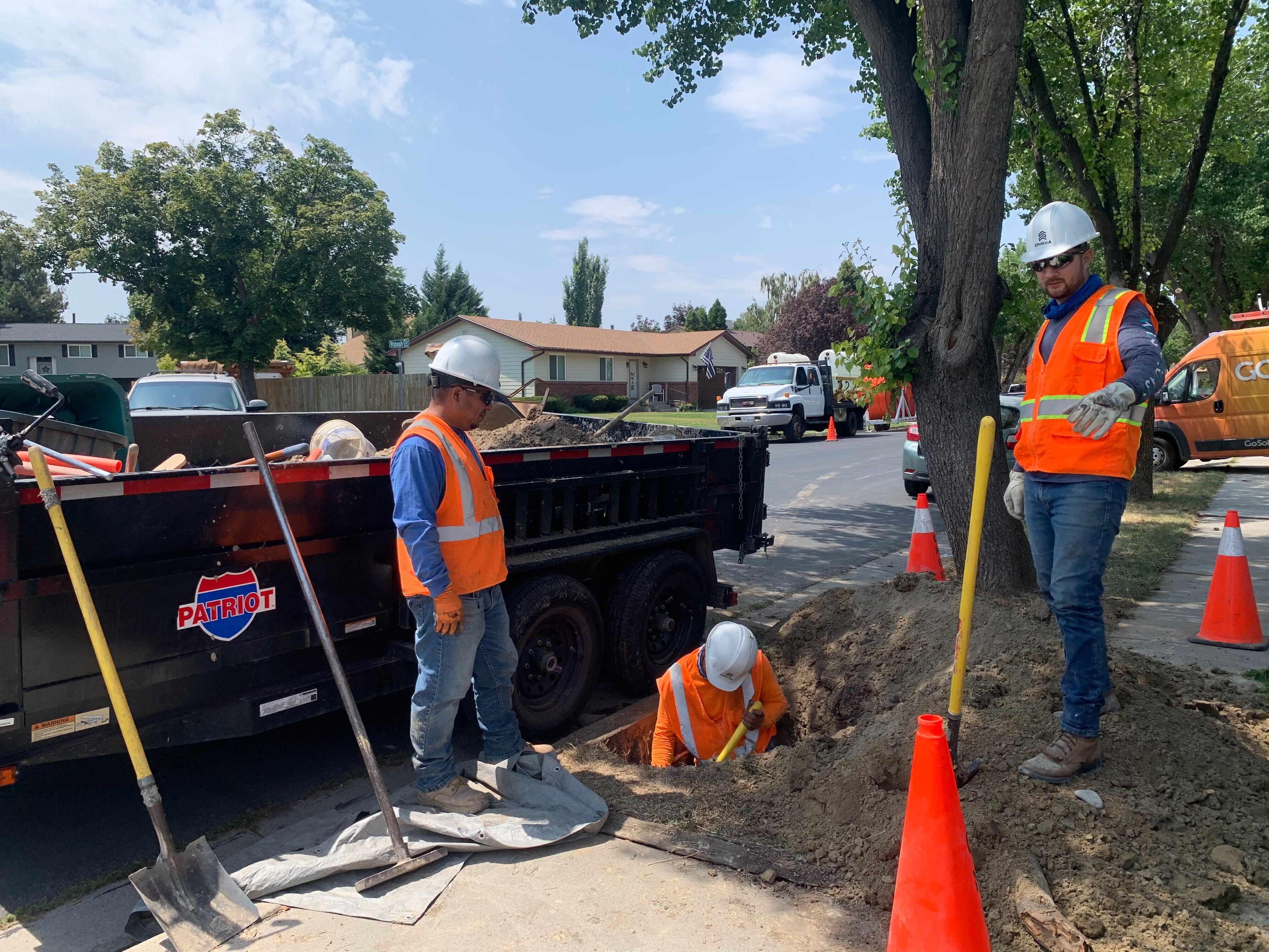 Construction workers build the UTOPIA Fiber infrastructure.