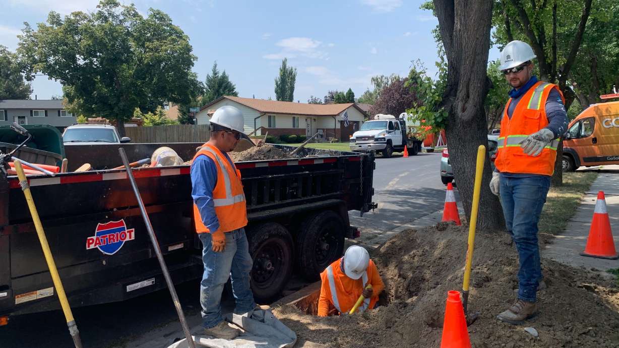 Construction workers build the UTOPIA Fiber infrastructure.
