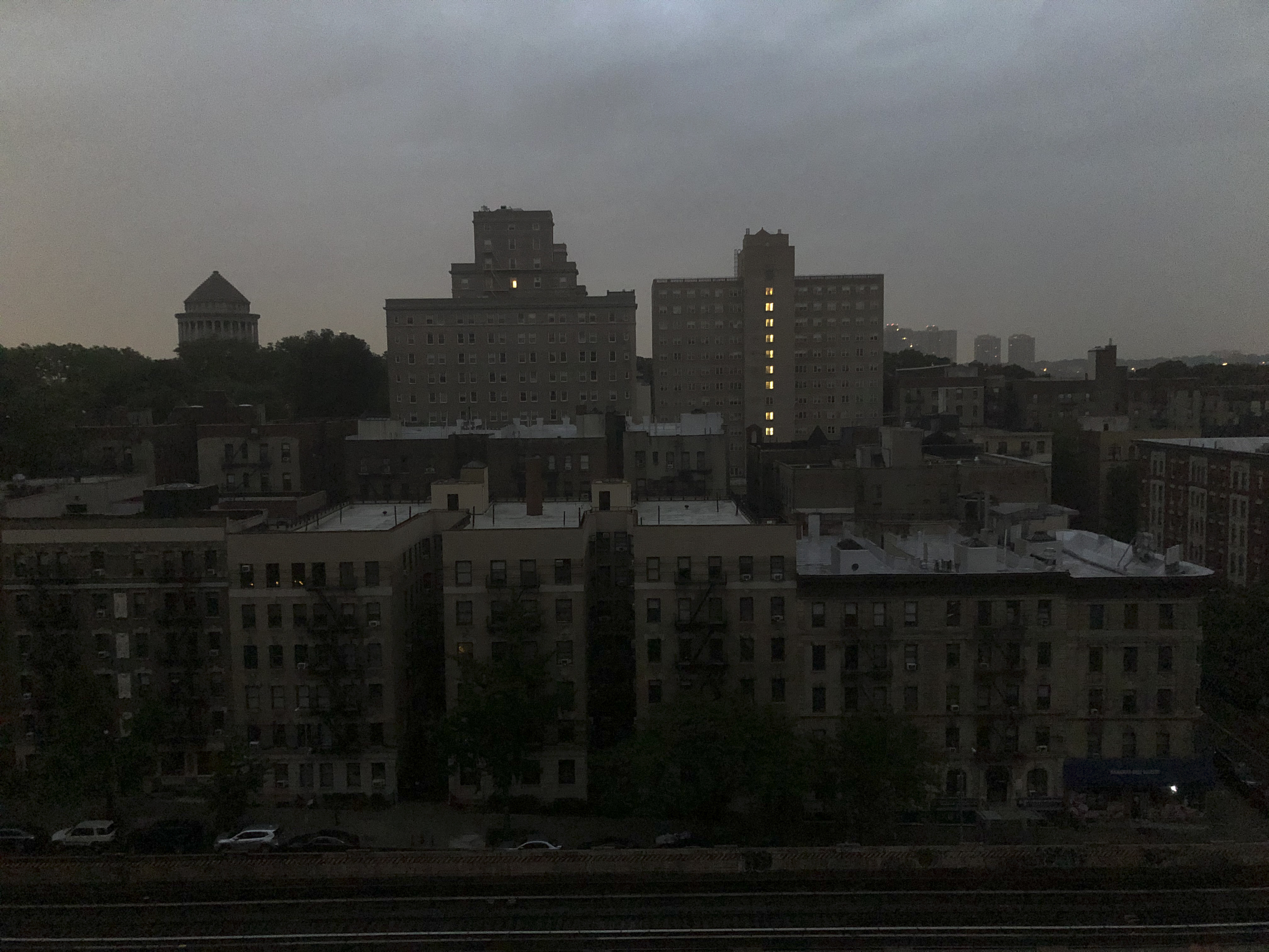 Power outage leaves large swaths of Manhattan in the dark