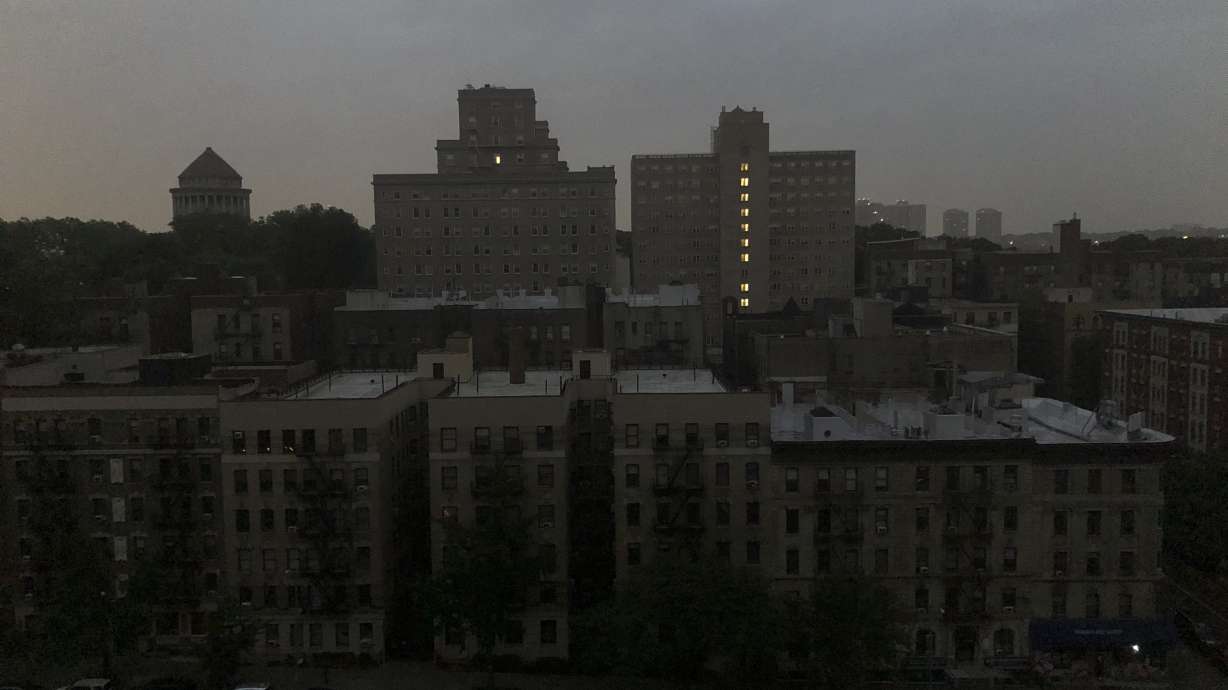 Power outage leaves large swaths of Manhattan in the dark