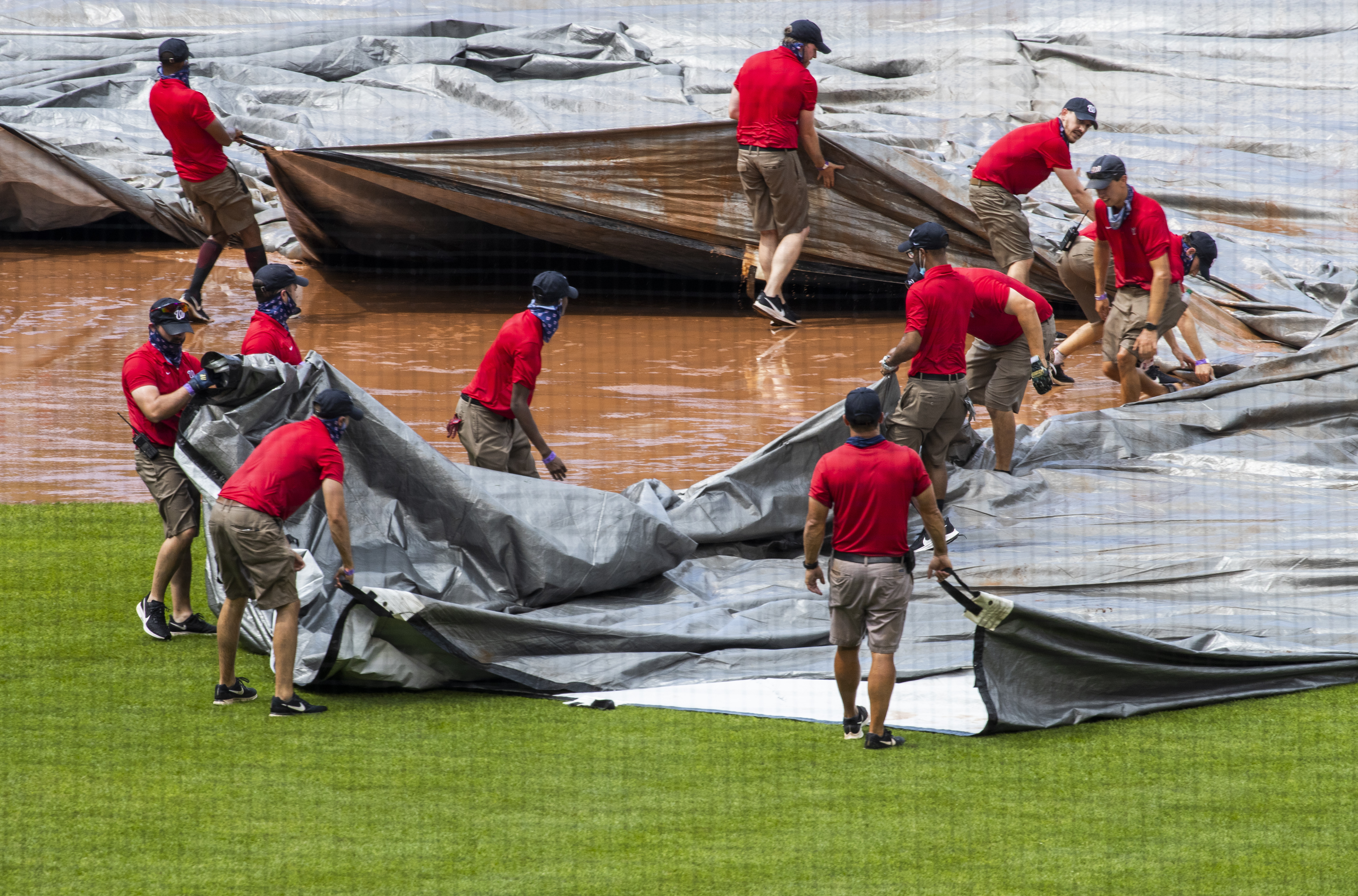 In DC, city of gridlock, tarp stymies Nationals grounds crew