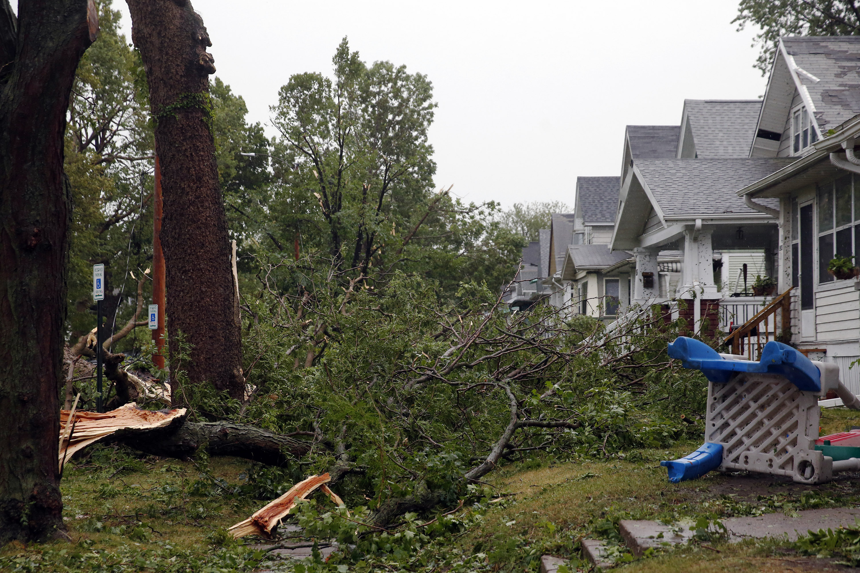 Powerful storm leaves 2 dead, heavy crop damage in Midwest
