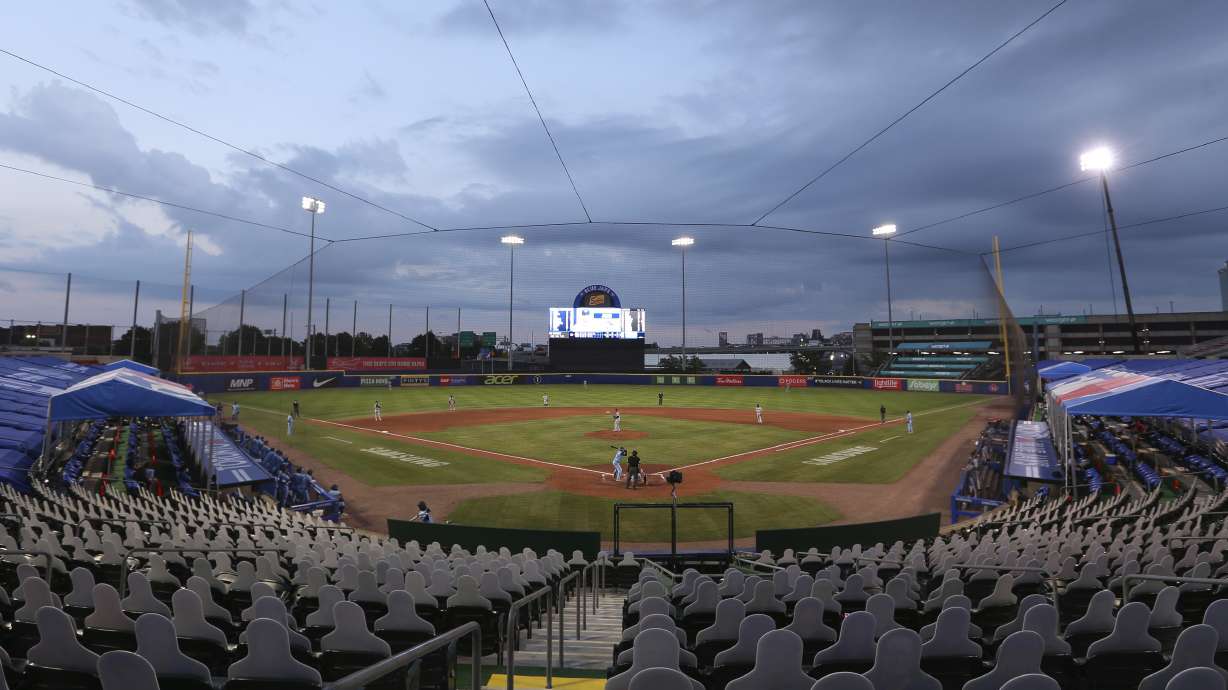 Wingin' it: Blue Jays win Buffalo debut, top Marlins in 10th