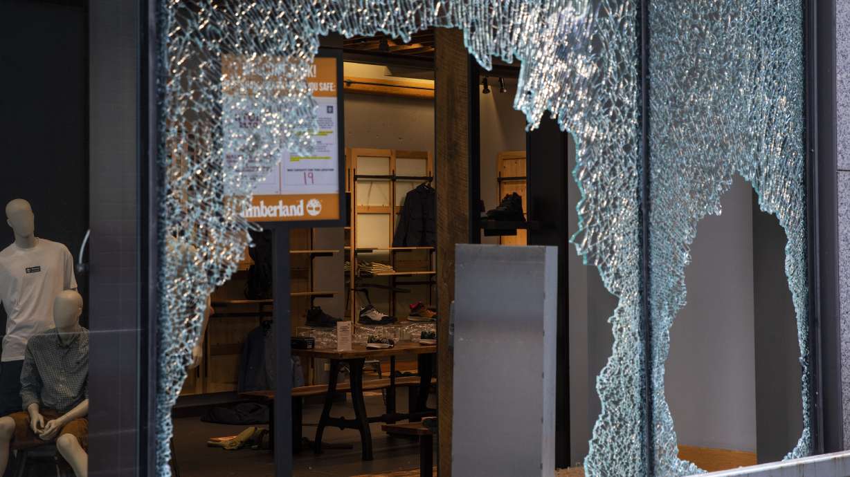 Chicago Police post looting videos to identify suspects