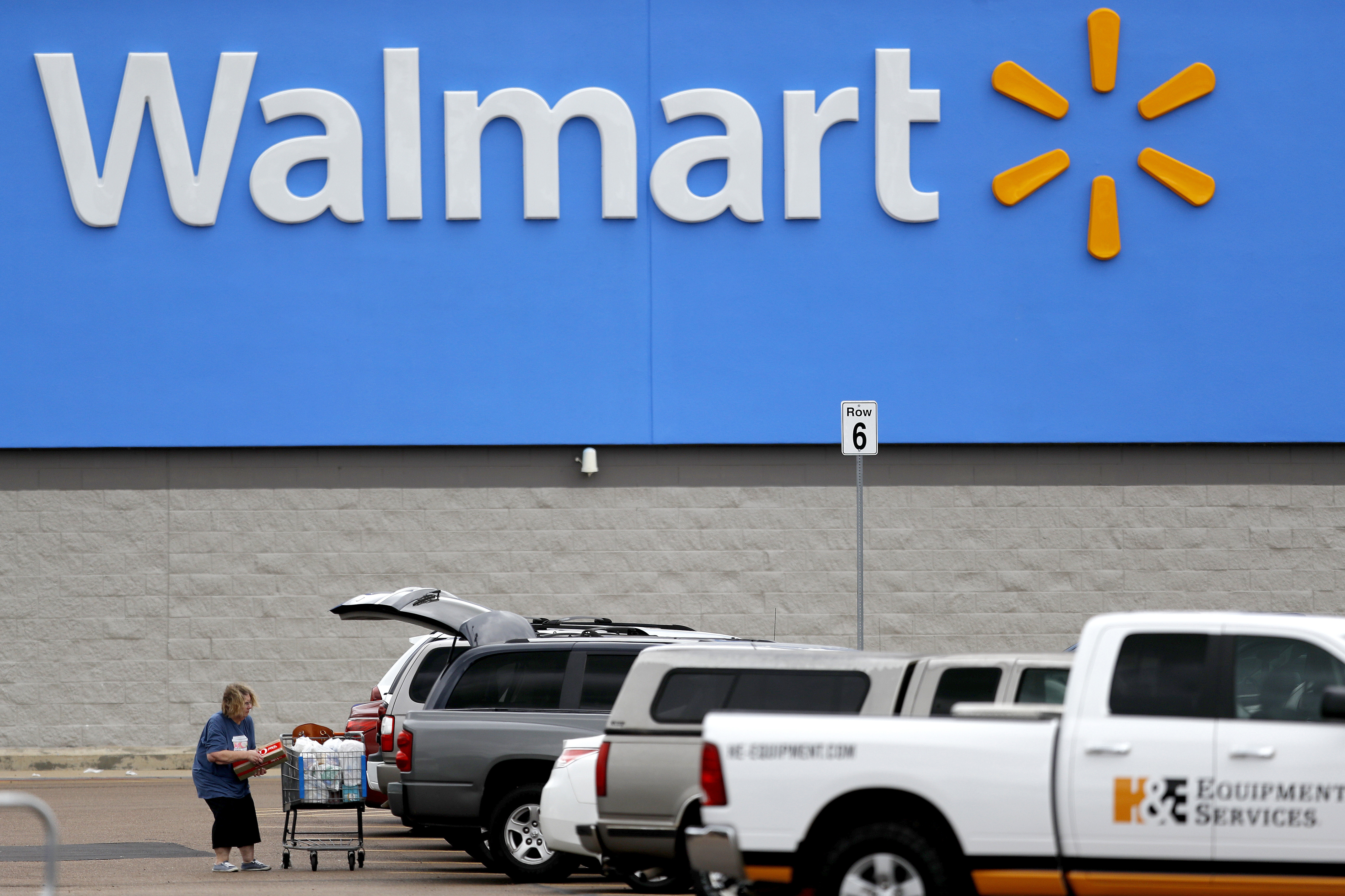 Virus-induced spending spurs sales at Home Depot, Walmart 