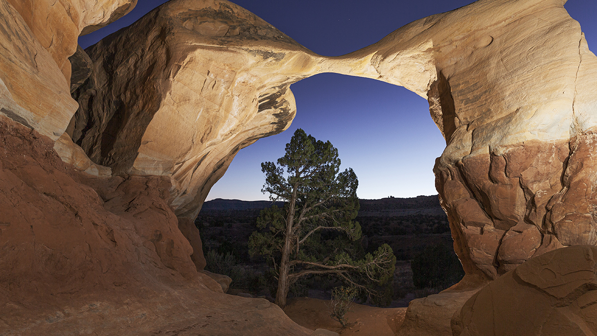 Metate Arch at dusk
