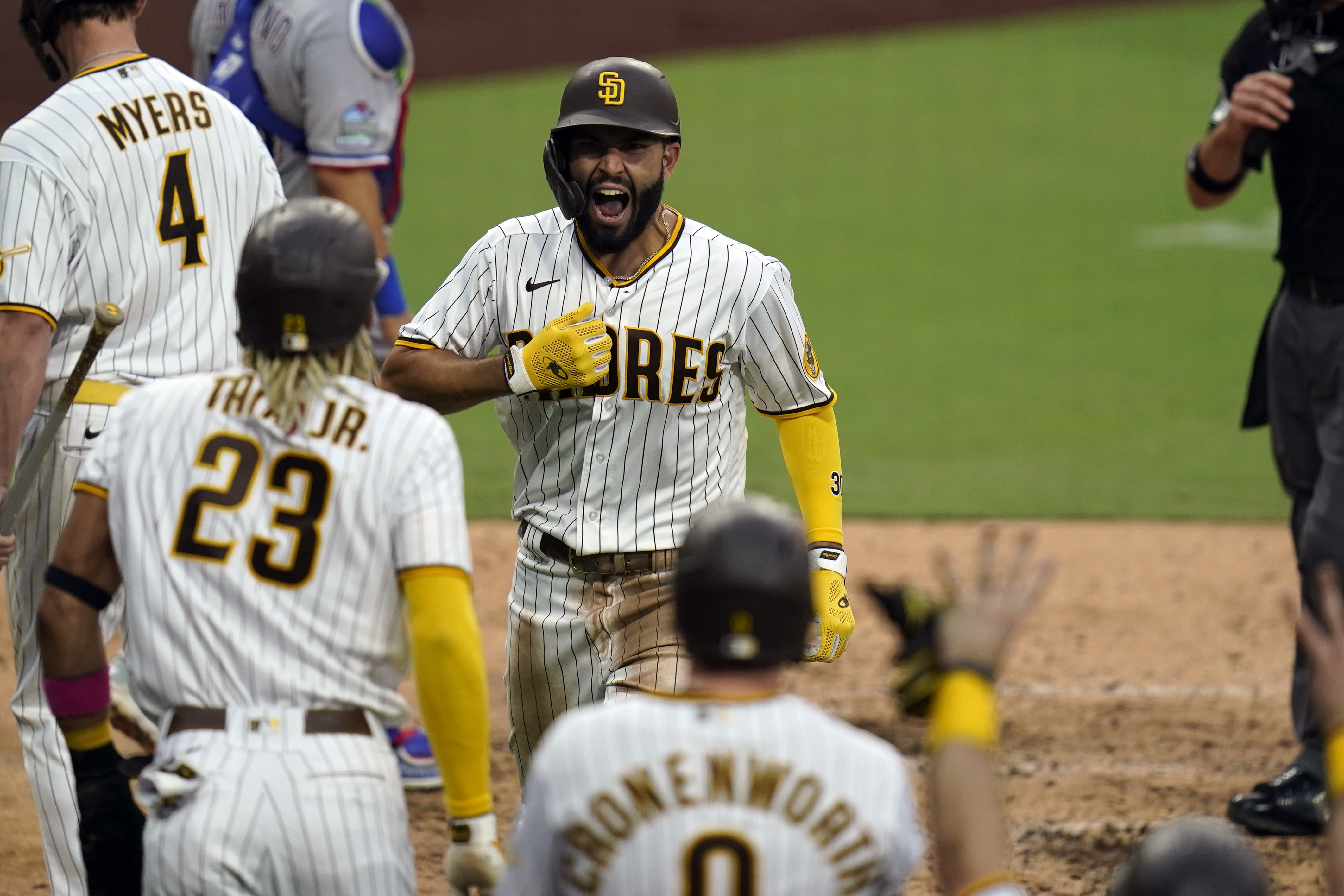 LEADING OFF: Padres hit slams in 4 straight, Mets get virus 