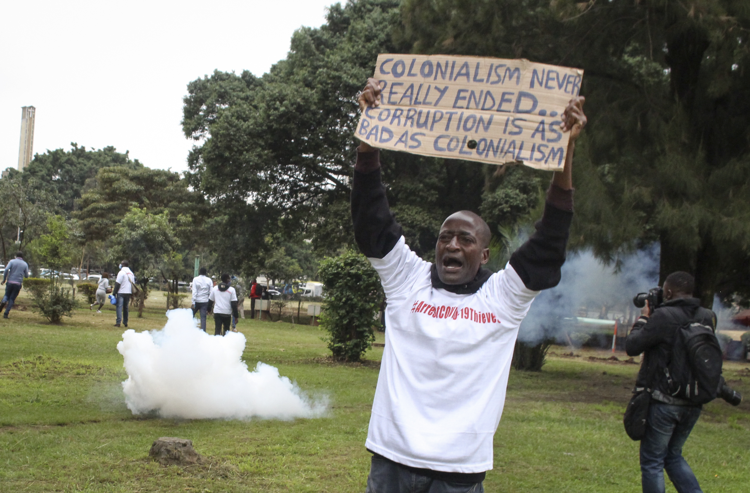 Kenyan police teargas anti-corruption protesters in Nairobi 