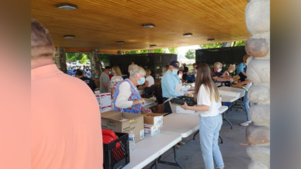 Residents pick up their meal at the 2020 Salmon Supper in Payson on Friday, Aug 7. (Photo: Doug Welton)