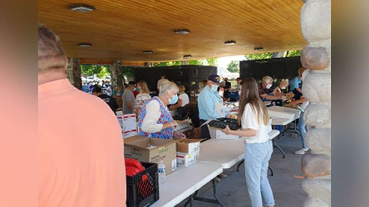 Residents pick up their meal at the 2020 Salmon Supper in Payson on Friday, Aug 7. (Photo: Doug Welton)