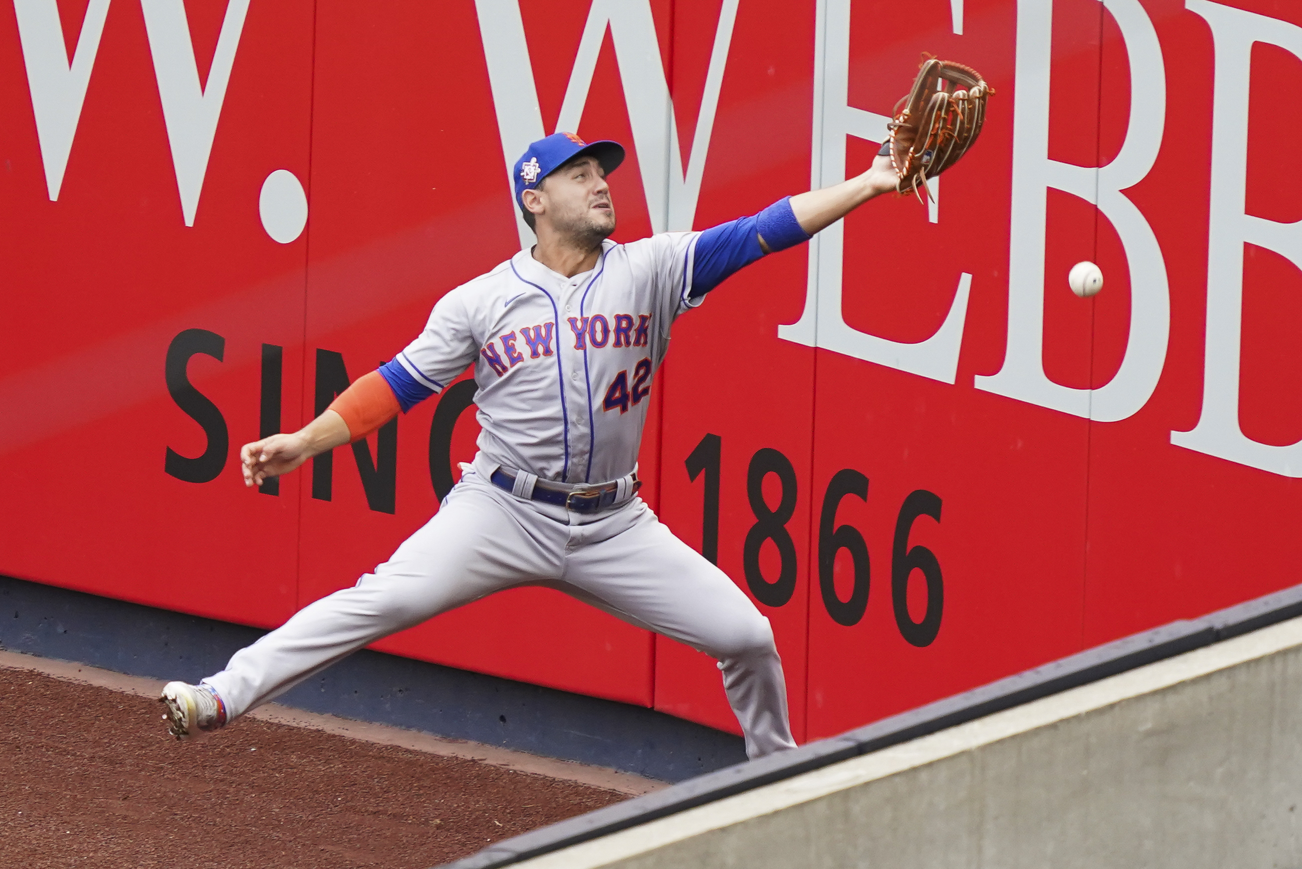 Yankees edge Mets 2-1 to avert longest slide in 25 years