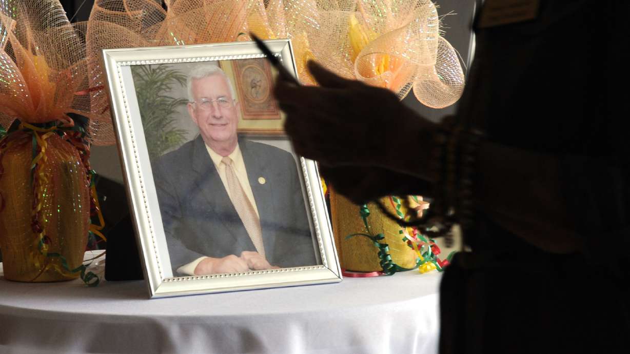 Death of longtime mayor from COVID-19 stuns Alabama town