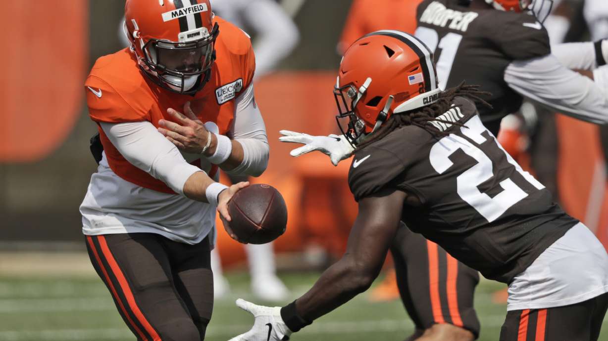 Home run: Browns sign RB Kareem Hunt to 2-year extension