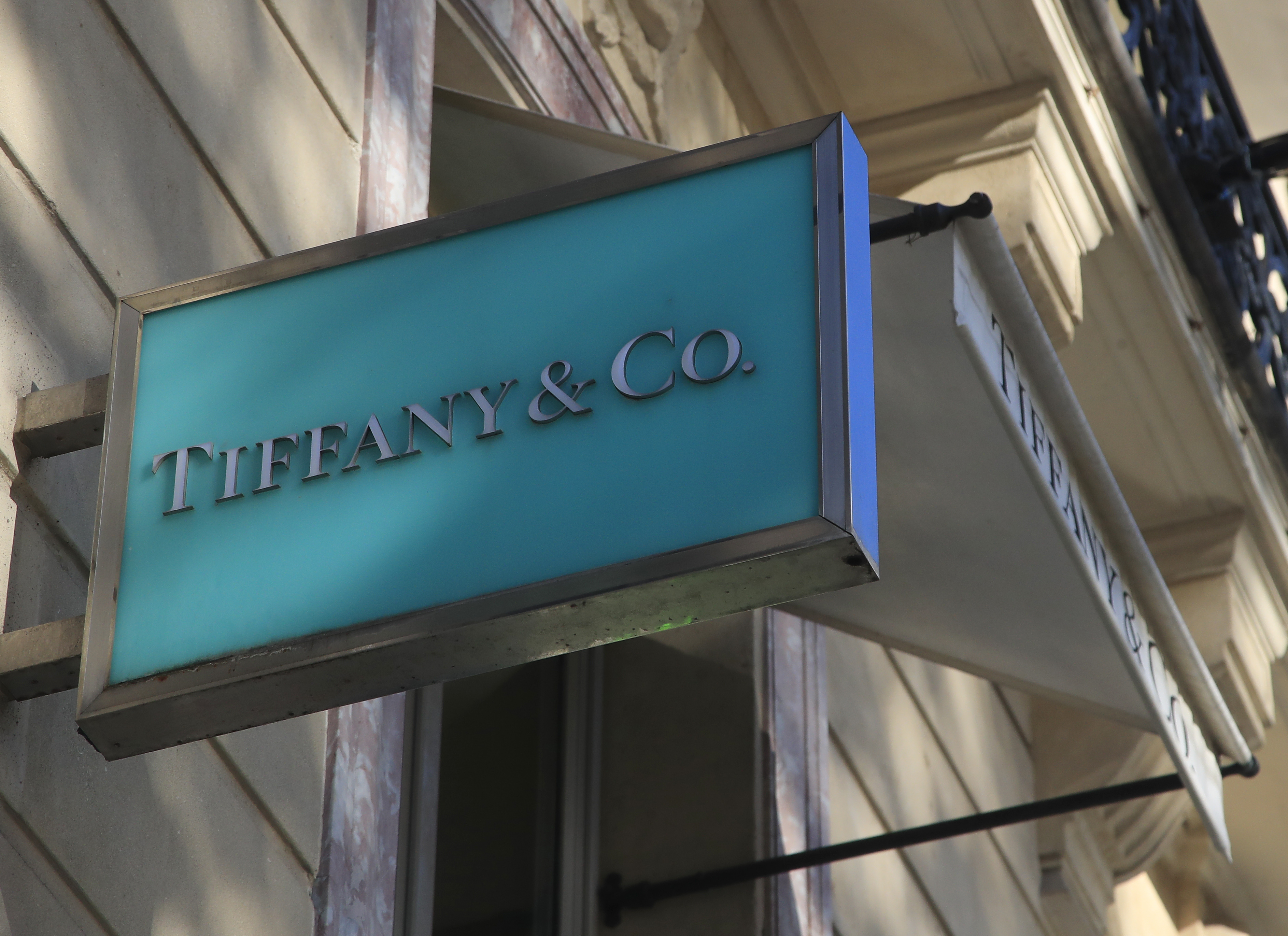 Luxury goods giant LVMH cancels $14.5B deal for Tiffany
