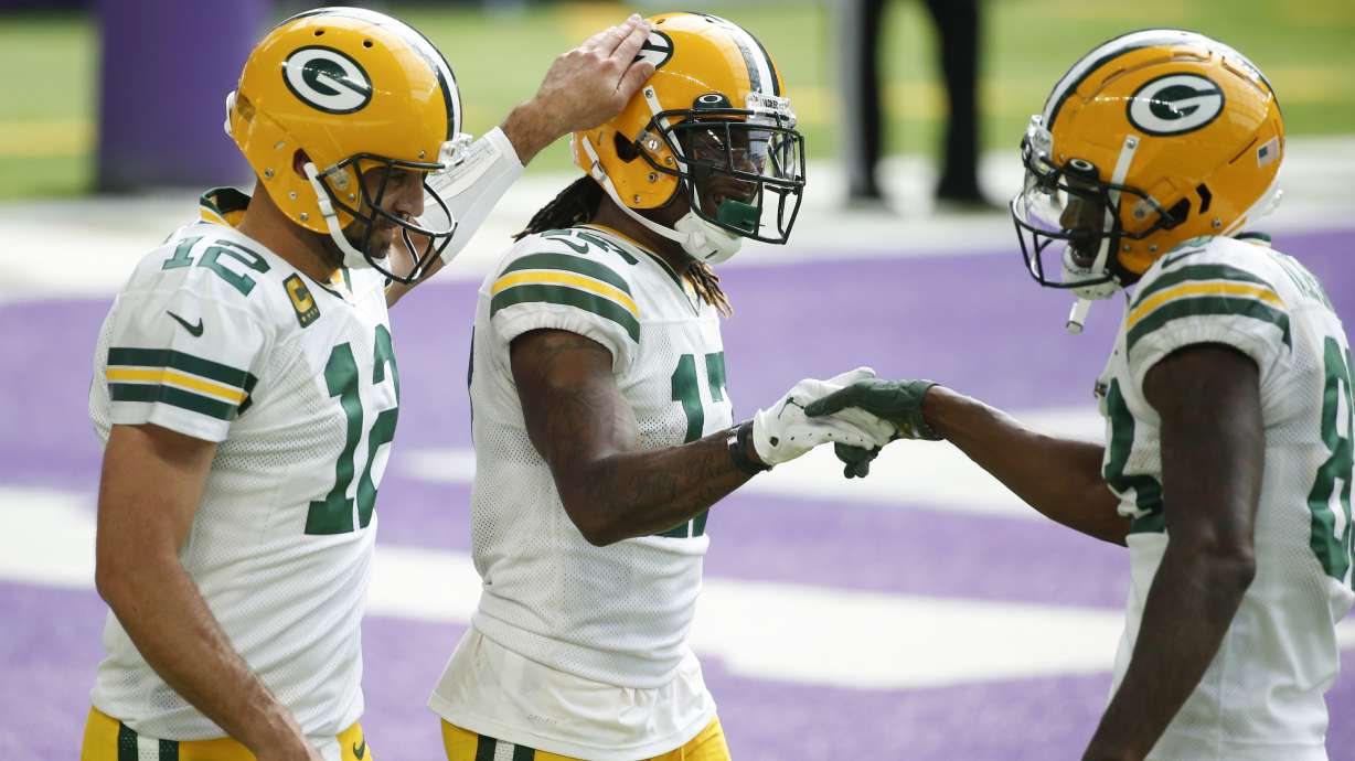 Rodgers at ease as Packers roll past Vikings 43-34