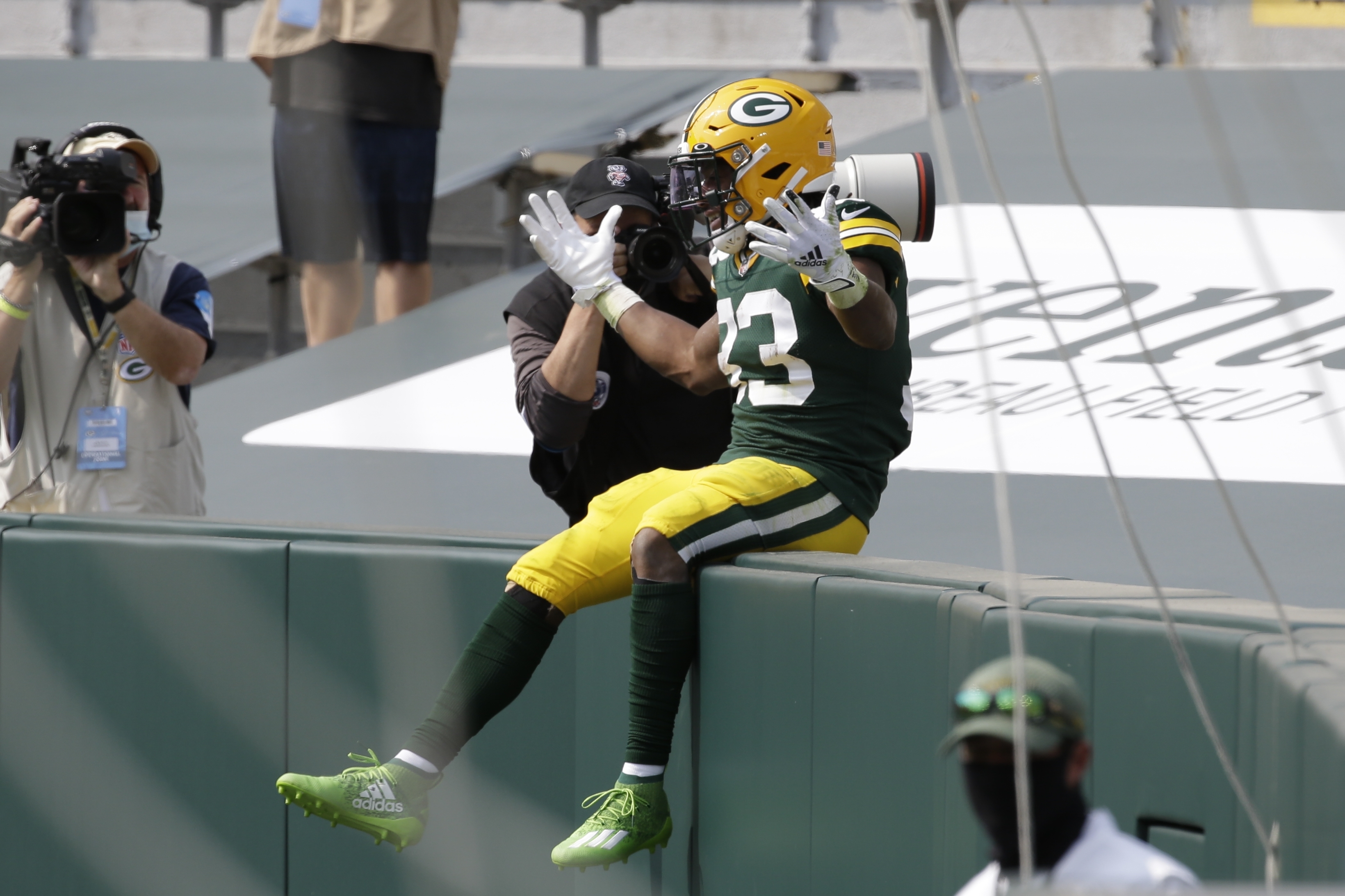 Jones' big day helps Packers beat Lions 42-21 in home opener