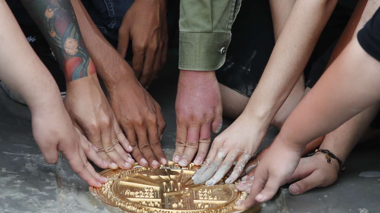 Plaque symbolizing Thai democracy removed in less than a day
