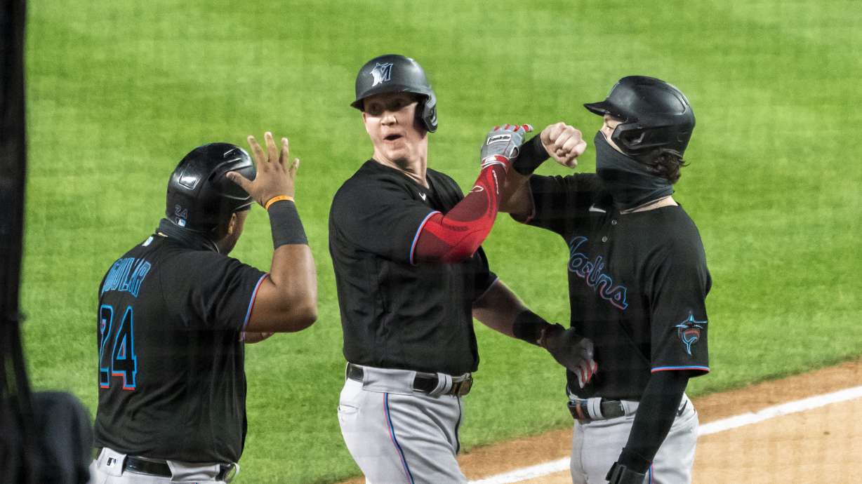 Marlins clinch 1st playoff berth since 2003, beat Yanks 4-3