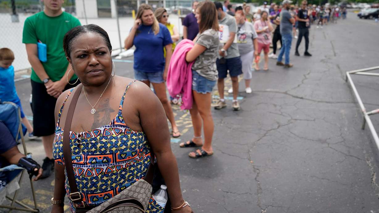 FILE PHOTO: Rose Carter, of Lexington, waits in a line outside a temporary unemployment office established by the Kentucky Labor Cabinet at the State Capitol Annex in Frankfort, Kentucky, U.S. June 17, 2020. REUTERS/