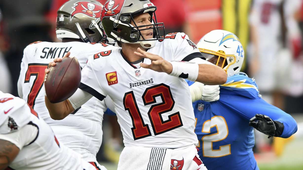 Brady throws for 5 TDs, Bucs rally to beat Chargers 38-31