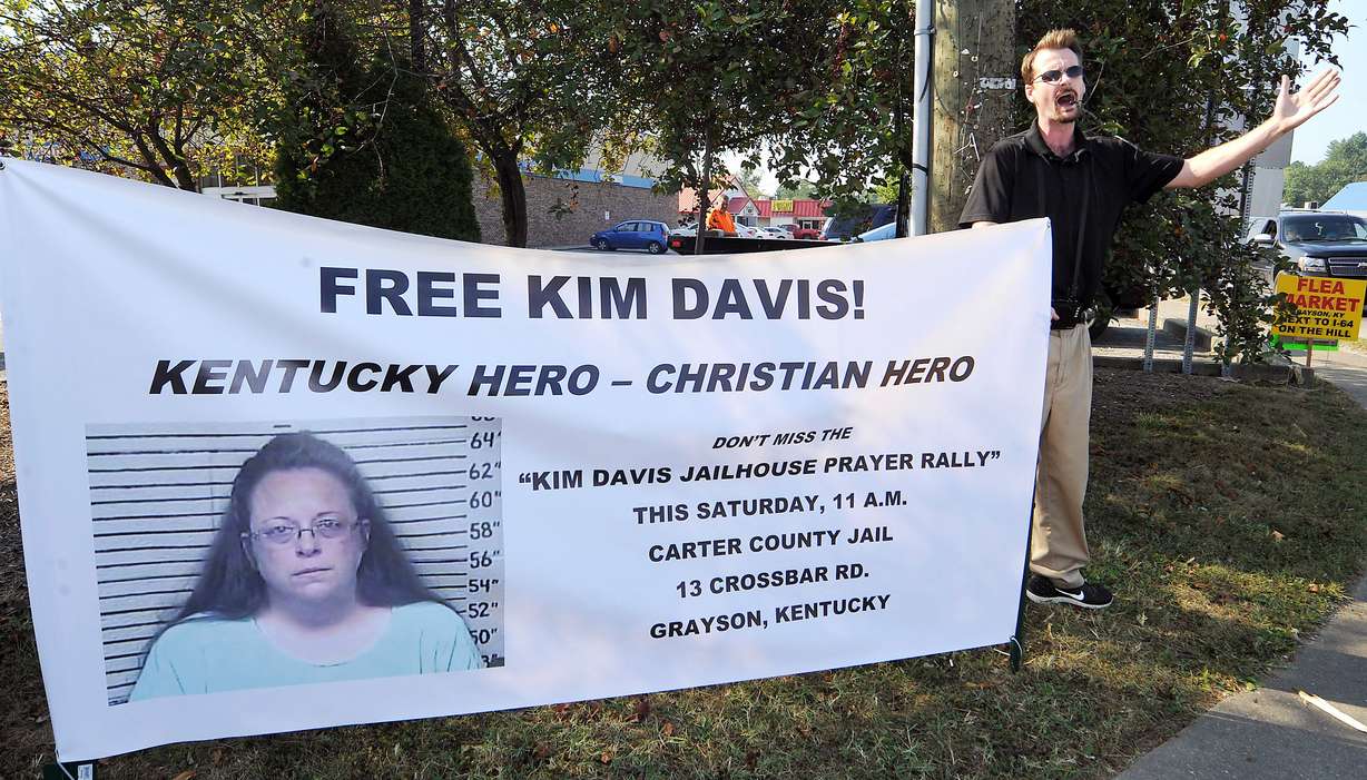 FILE PHOTO: David Jordan, a member of Chirst Fellowship in North Carolina, preaches in support of the prayer rally at the Carter County Detention Center for Rowan County clerk Kim Davis, who remains in contempt of court for her refusal to issue marriage certificates to same-sex couples, in Grayson, Kentucky September 5, 2015.