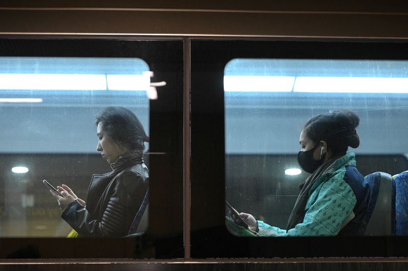 Coronavirus can last 28 days on glass and currency, study finds