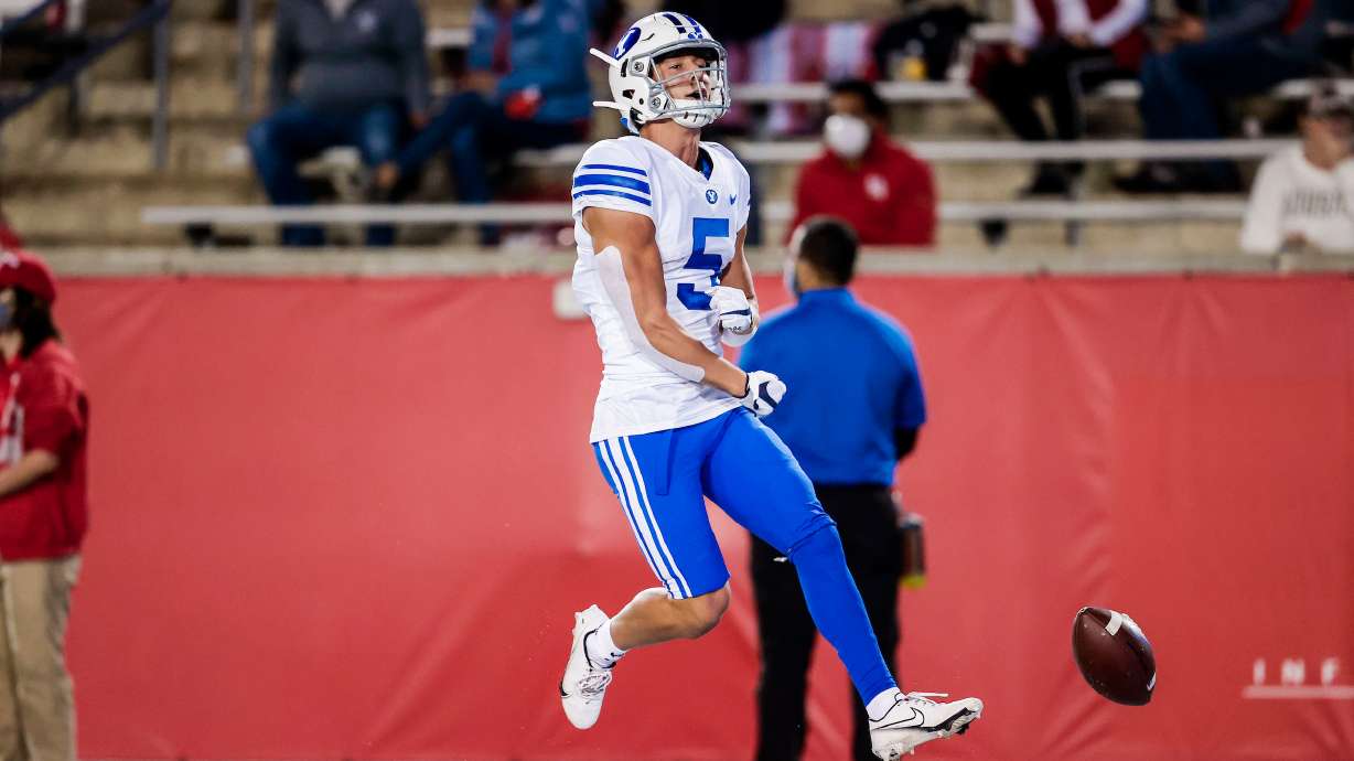 (#5) Dax Milne receives the ball from (#1) quarterback Zach Wilson and runs to successfully score a touchdown. BYU played Houston at TDECU Stadium in Houston, Texas on October 16, 2020.
2020 BYU Football at Houston
10/16/20
Photography by Jaren Wilkey
© BYU PHOTO 2020
All Rights Reserved
photo@byu.edu (801) 422-7322