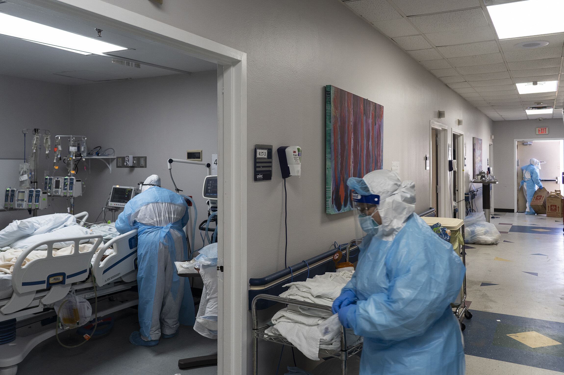 Medical staff members work in the COVID-19 intensive care unit (ICU) at the United Memorial Medical Center on Oct. 31 in Houston, Texas. According to reports, Texas has reached over 916,000 cases, including over 18,000 deaths.