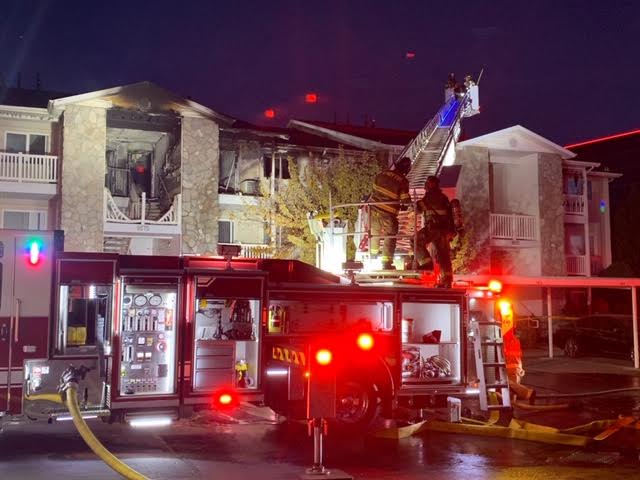 Fire crews respond to apartment building fire in Sandy