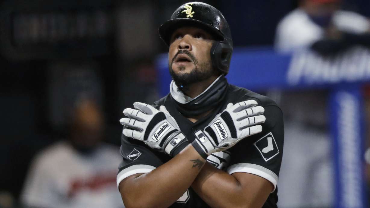 Braves' Freeman wins NL MVP, White Sox slugger Abreu gets AL