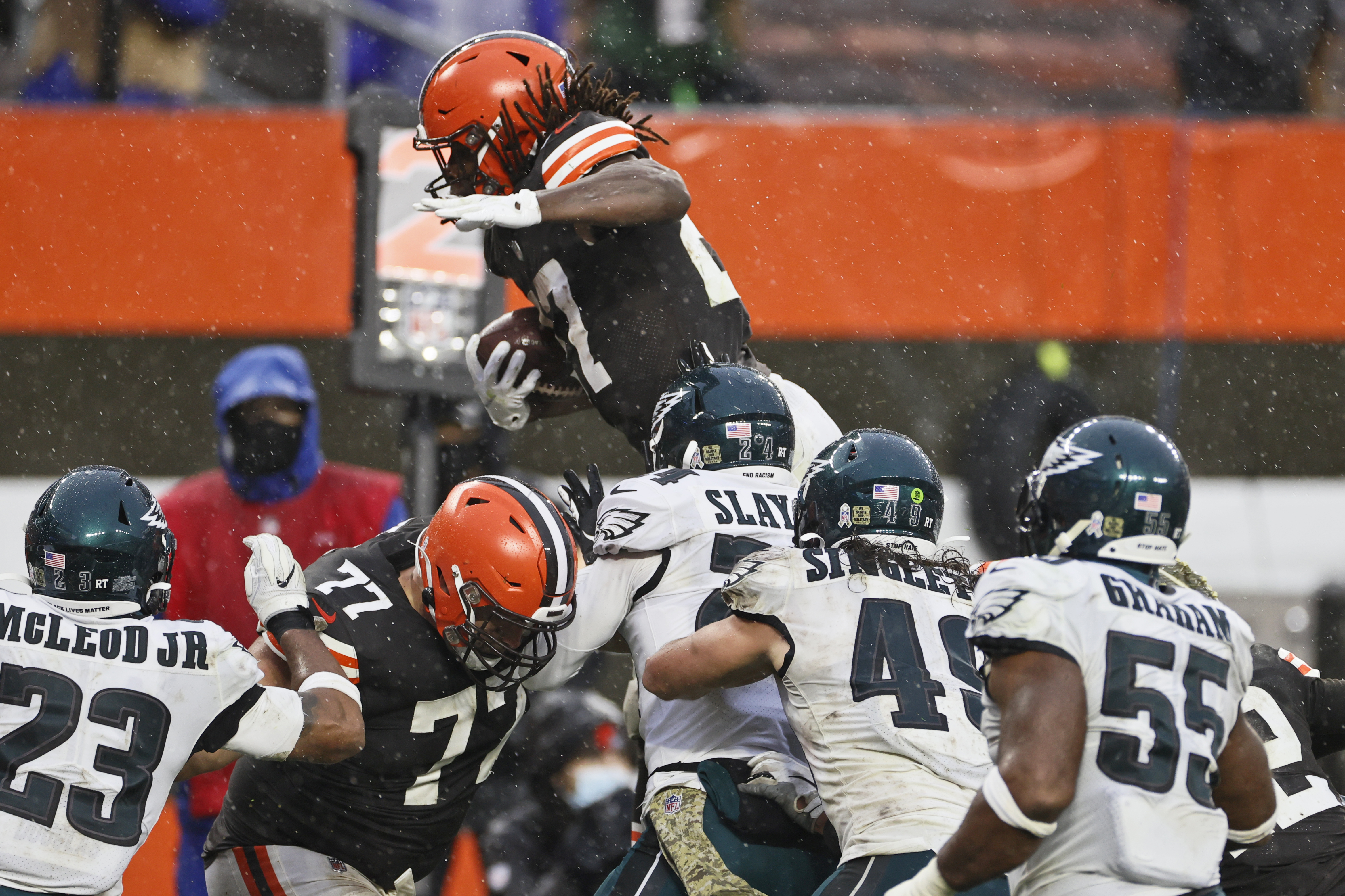 Browns step up without Garrett, down Eagles in steady rain