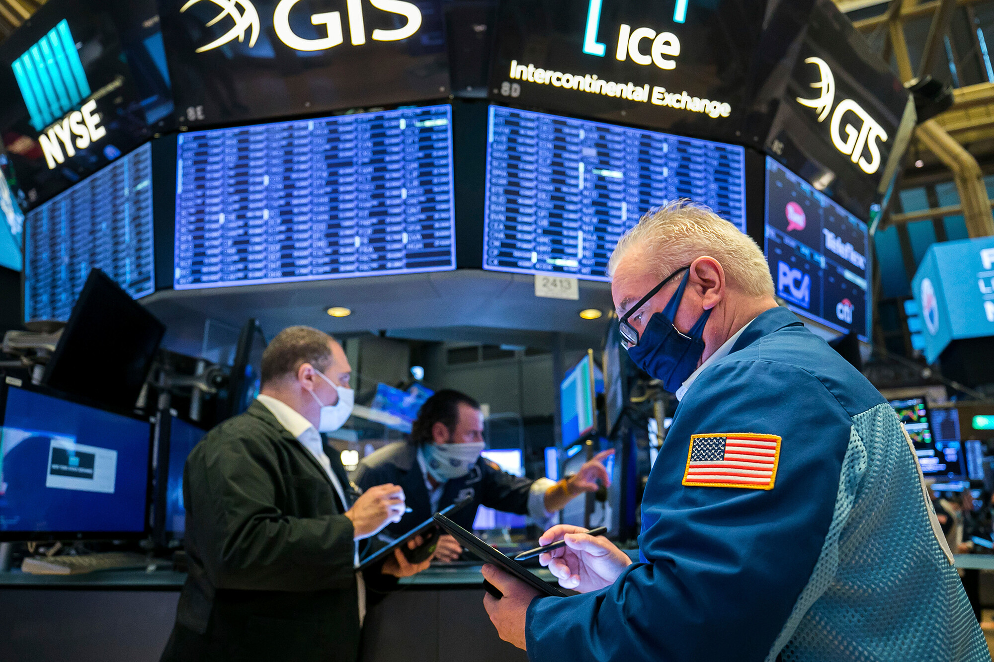 Dow crests 30,000 points on vaccine hopes, Biden transition