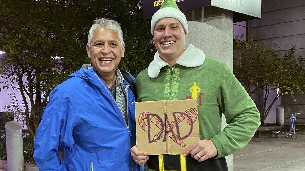 Scene from 'Elf' comes to life as Buddy meets dad in Boston