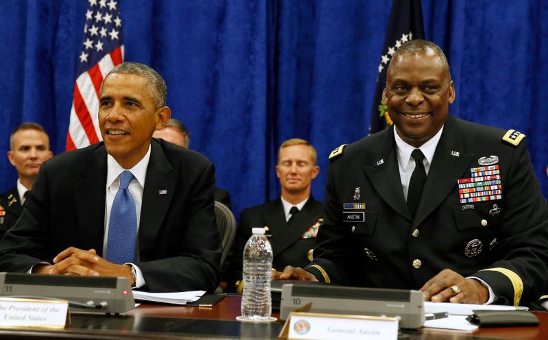 FILE PHOTO: U.S. President Barack Obama sits next to Commander of Central Command Gen. Lloyd Austin III during in a briefing from top military leaders while at U.S. Central Command at MacDill Air Force Base in Tampa, Florida, September 17, 2014.      REUTERS/Larry Downing