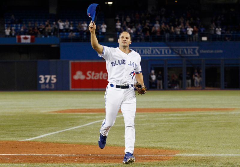 FILE PHOTO: Toronto Blue Jays Omar Vizquel salutes the crowd as he comes out of the game against Minnesota Twins during the ninth inning of their MLB American League baseball game in Toronto, October 3, 2012.  REUTERS/Mark Blinch