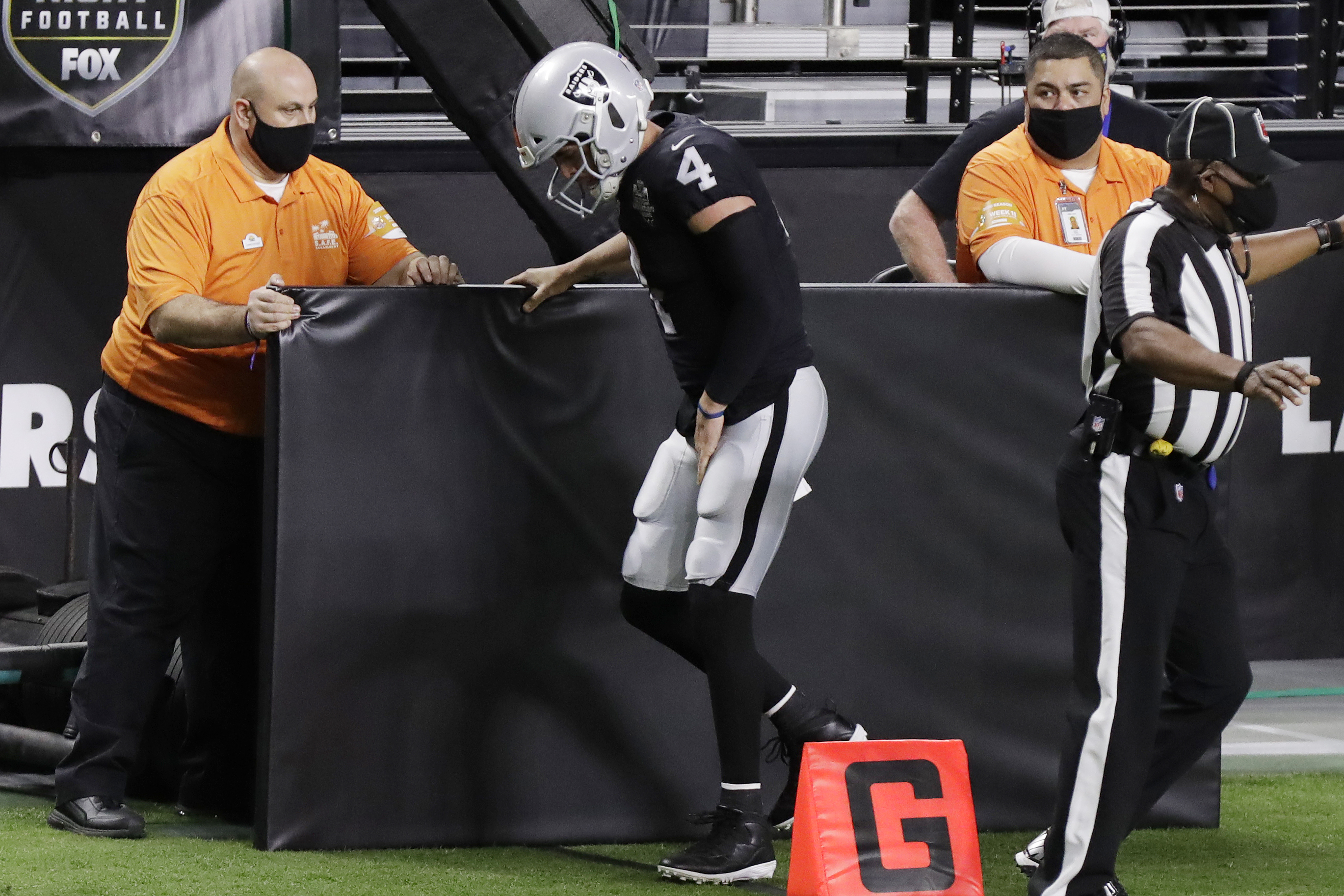Raiders QB Derek Carr leaves game with groin injury