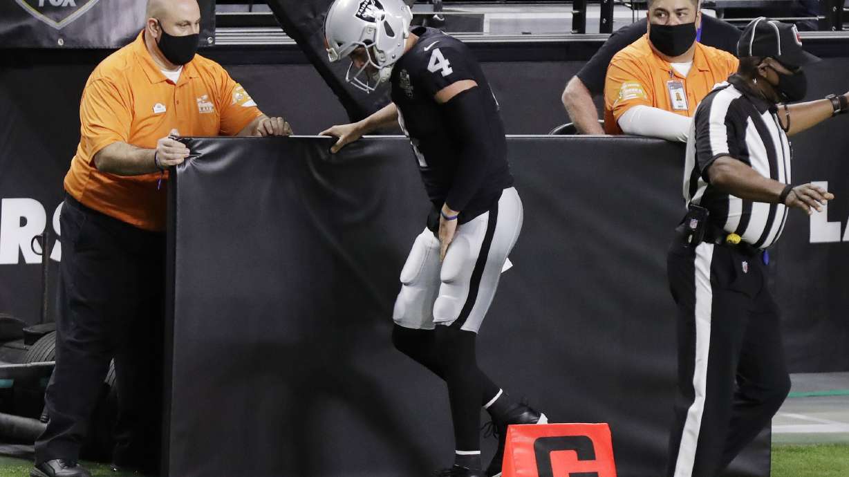 Raiders QB Derek Carr leaves game with groin injury