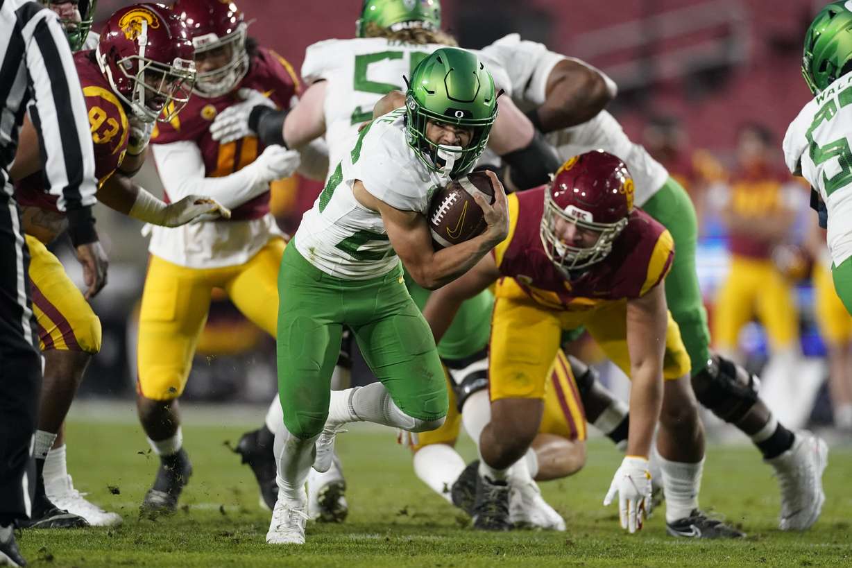 Oregon running back Travis Dye (26) runs the ball during the first quarter of an NCAA college football game for the Pac-12 Conference championship against Southern California Friday, Dec 18, 2020, in Los Angeles.