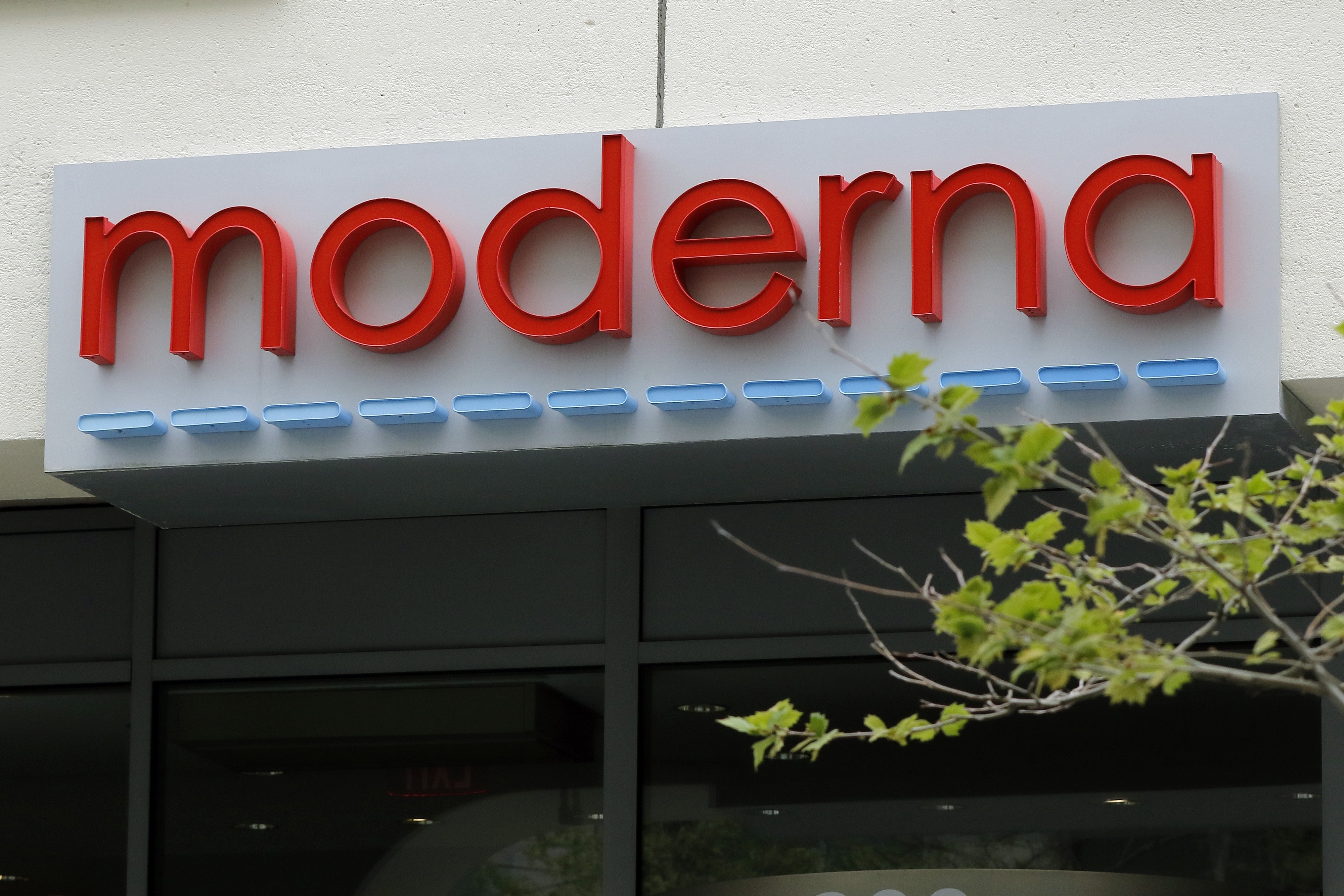 Moderna COVID-19 vaccine begins rollout as US races to broaden injection campaign