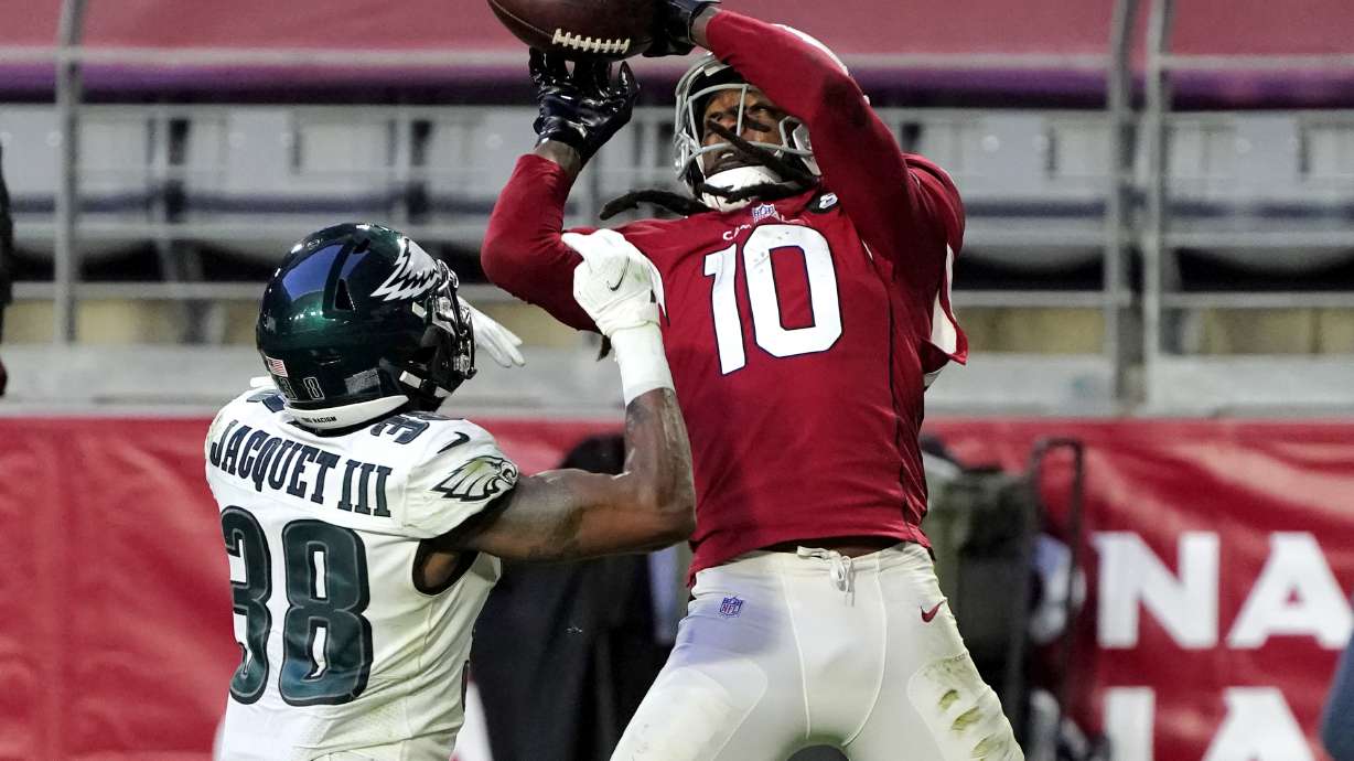 Murray, Hopkins lead Cardinals past Eagles 33-26
