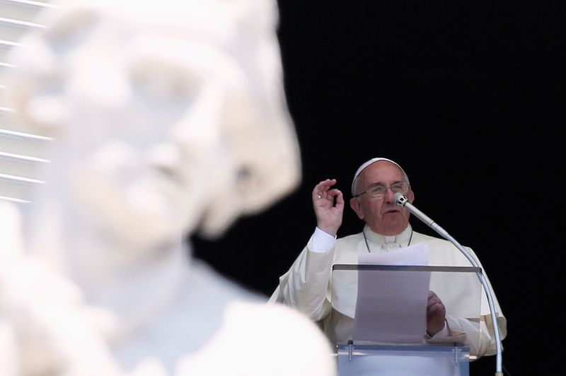 Pope Francis waves as he leads the Angelus prayer from the window of the Apostolic palace in Saint Peter's Square at the Vatican June 22, 2014. Pope Francis on Saturday took on one of Italy's most dangerous organised crime groups, calling it an example of "the adoration of evil" and saying Mafiosi "are excommunicated". 

REUTERS/Alessandro Bianchi (VATICAN - Tags: RELIGION)