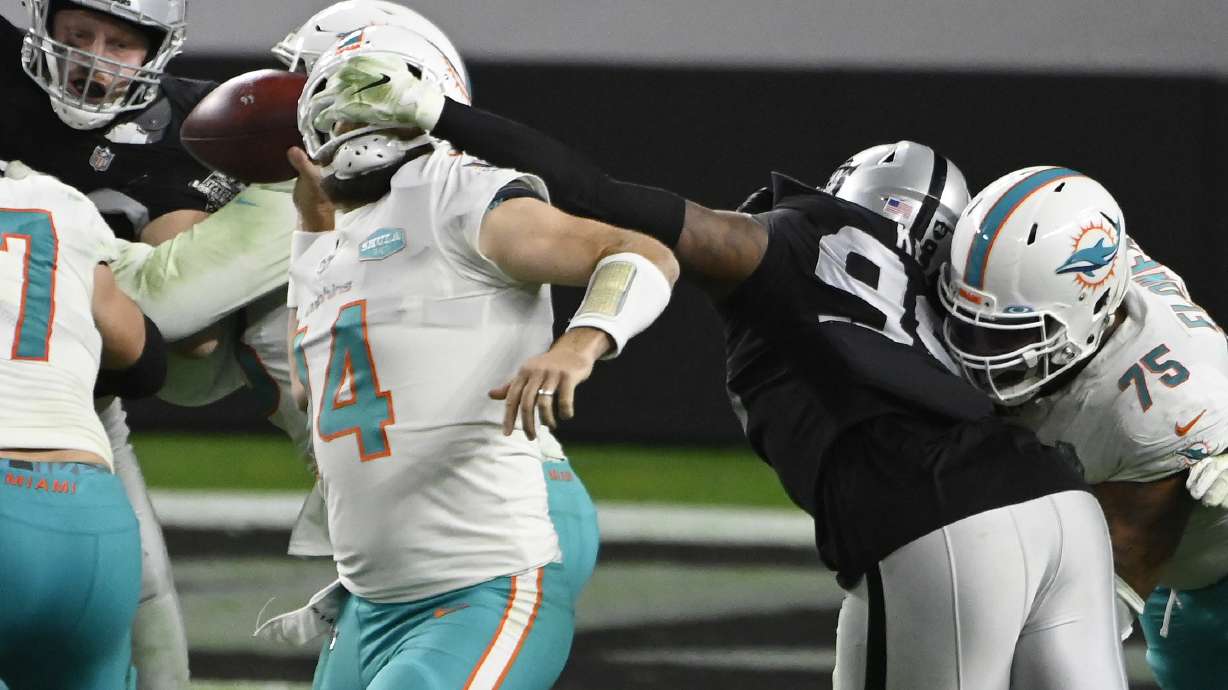 Dolphins stun Raiders 26-25 to move step closer to playoffs