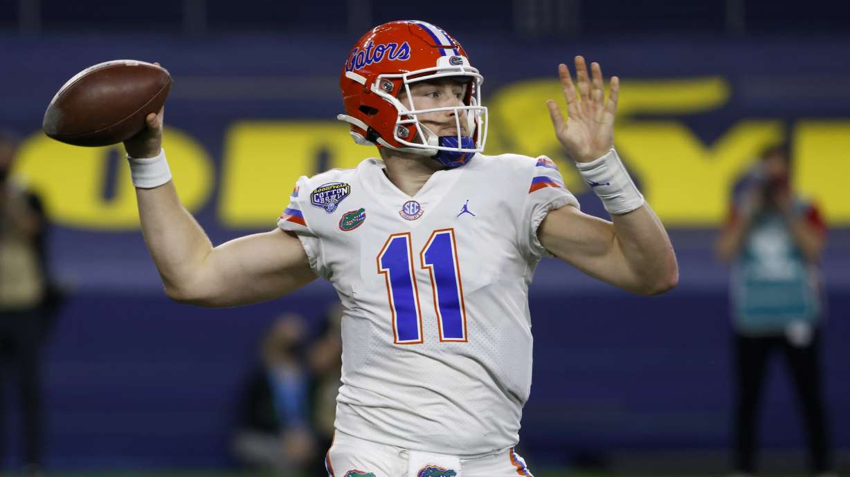 Florida QB Trask officially turns pro after record season