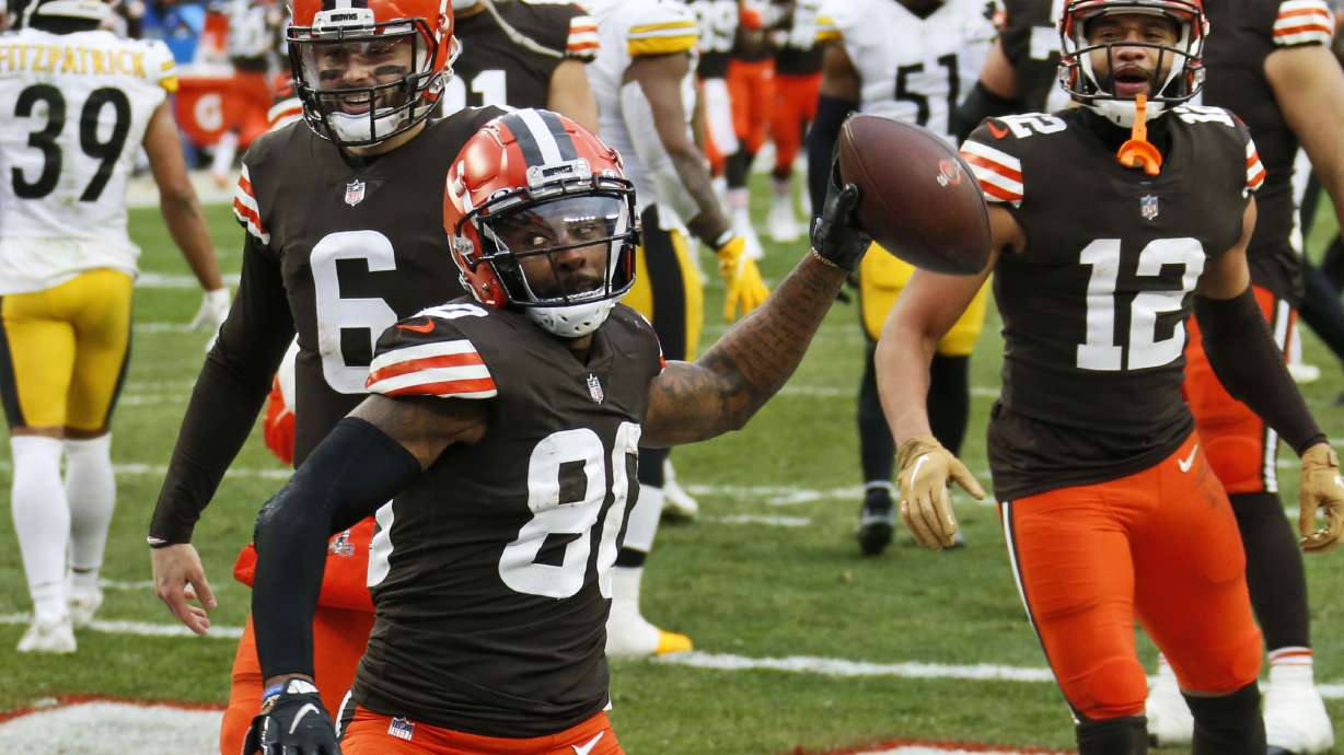 Browns end long playoff drought, survive late Steelers rally